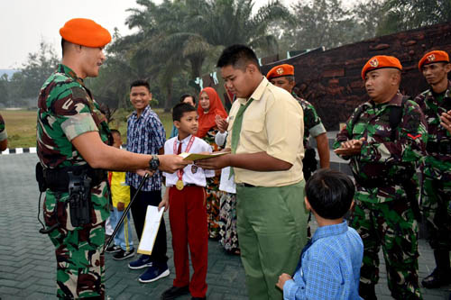 Danyonko 462 Paskhas Berikan Penghargaan Kepada Anak Prajurit Berprestasi
